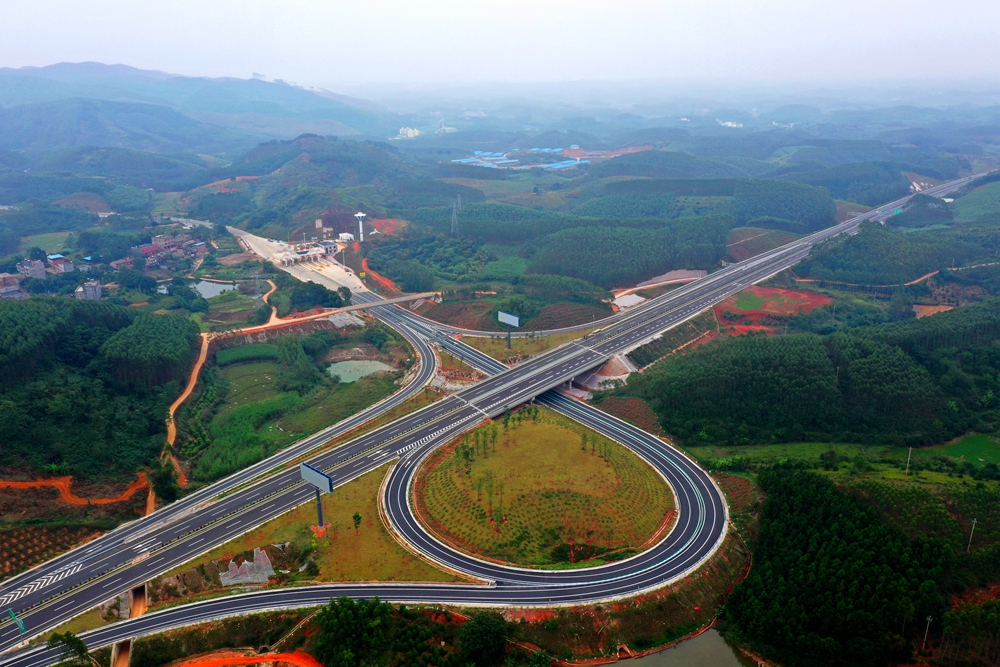 1.投资建成通车的吴圩至大塘高速公路_副本_副本.jpg